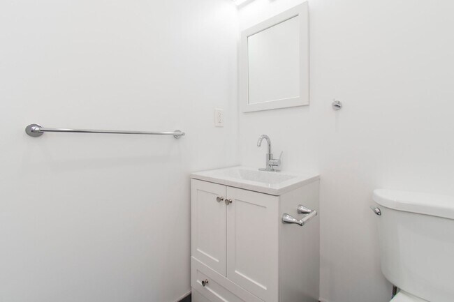 Building Photo - New! Renovated & Modern Apartment