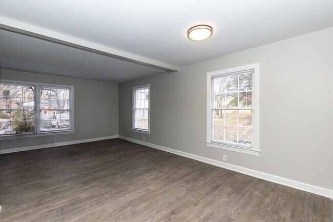 Building Photo - Two Bedroom Home!