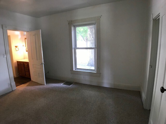 Building Photo - 113 W Dewey St