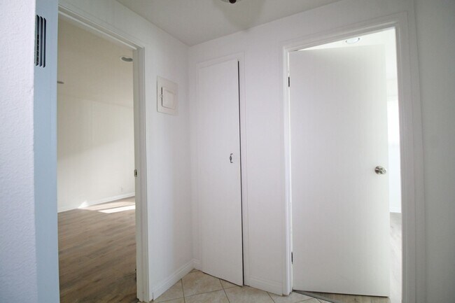 Building Photo - 1126 Cypress Ave