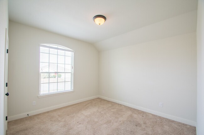 Building Photo - Beautifully crafted 4-2-2 home in Fort Worth.