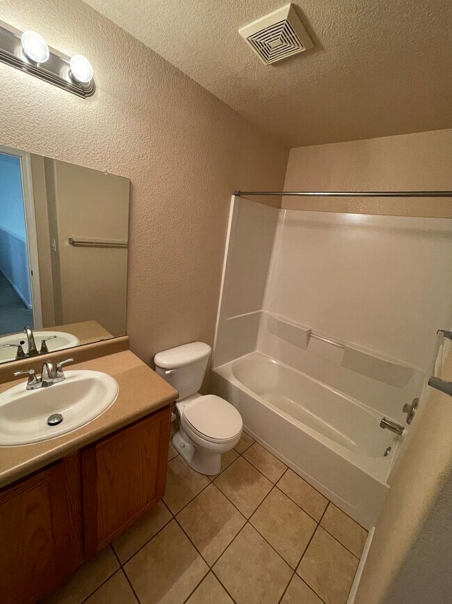 Building Photo - Great 5 Bedroom/2.5 Bathroom off Porter Dr.