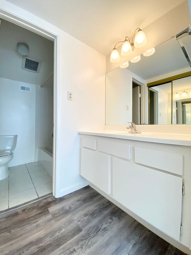 Building Photo - *Spacious updated townhouse in Monterey pa...