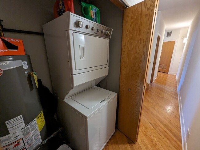 Building Photo - 4 Bedroom, 3 Bathroom Impressive Lincoln Park Duplex
