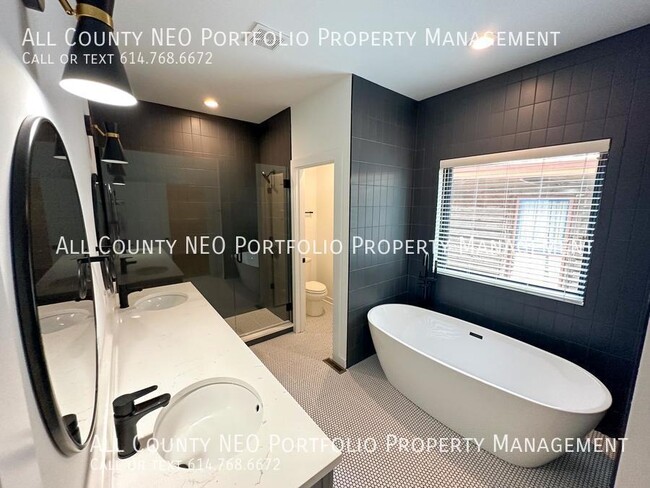 Building Photo - 1053 Oak St