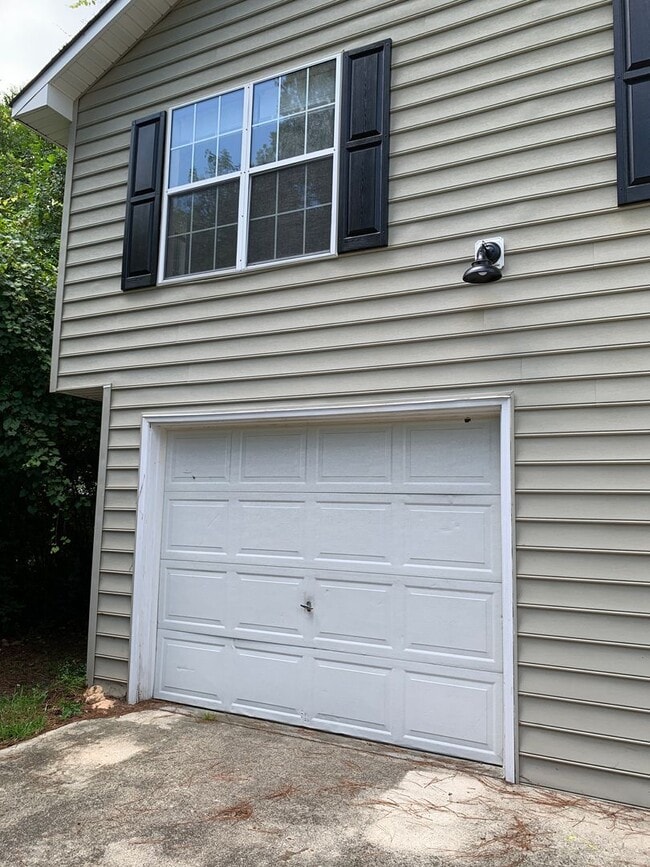Building Photo - 2114 Wisteria Dr