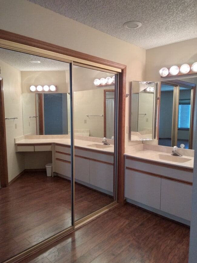 Building Photo - 3 bed / 2 bath Condo Available