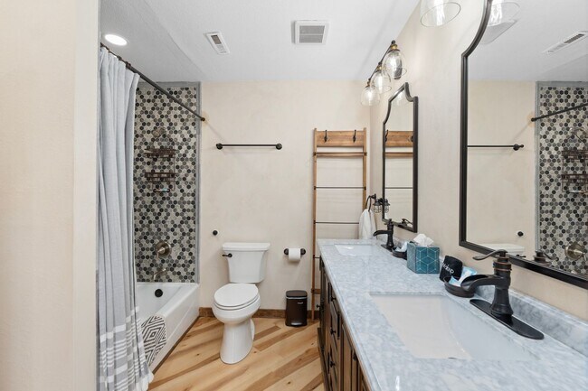 Building Photo - 9 E Del Rio Dr