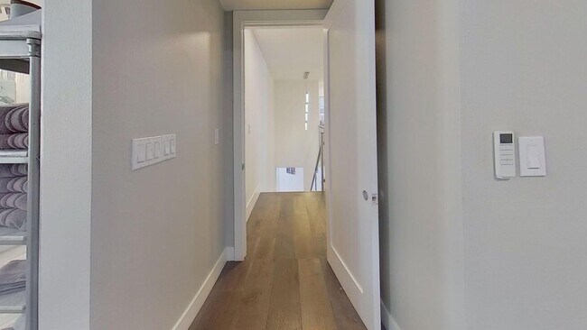 Building Photo - Waterfront Lido Island with Pool