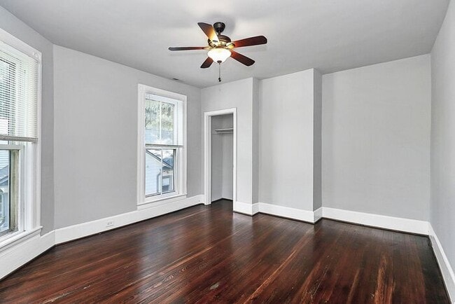 Building Photo - Charming 2nd Floor 2BD/1BA Unit on Pecan Ave!