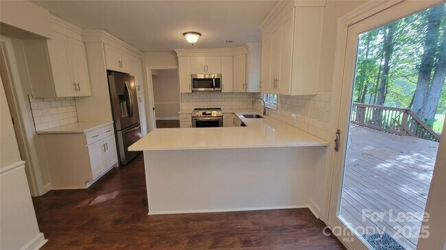 Building Photo - 9424 Whitethorn Dr