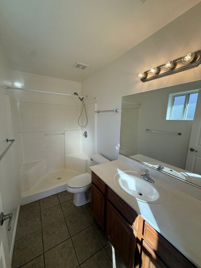 Building Photo - 3 Bedroom 2 Bathroom Duplex