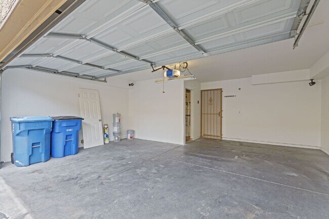 Building Photo - "Charming 3-Bedroom Townhouse Oasis with 2 Full Baths in Las Vegas – 1220 Sq Ft of Comfortable Li...