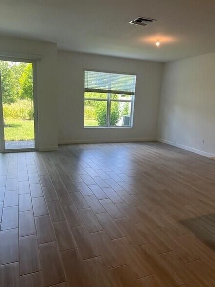 Building Photo - 4393 Hammock Grove Dr