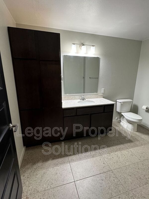 Building Photo - 220 E Greenfield Ln