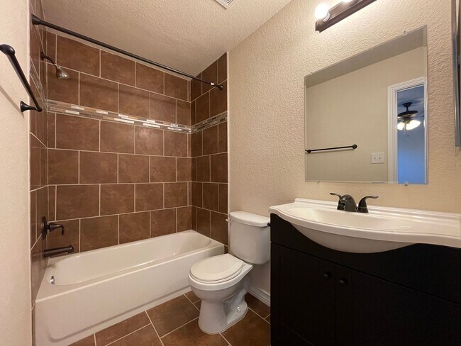 Building Photo - Town home for rent
