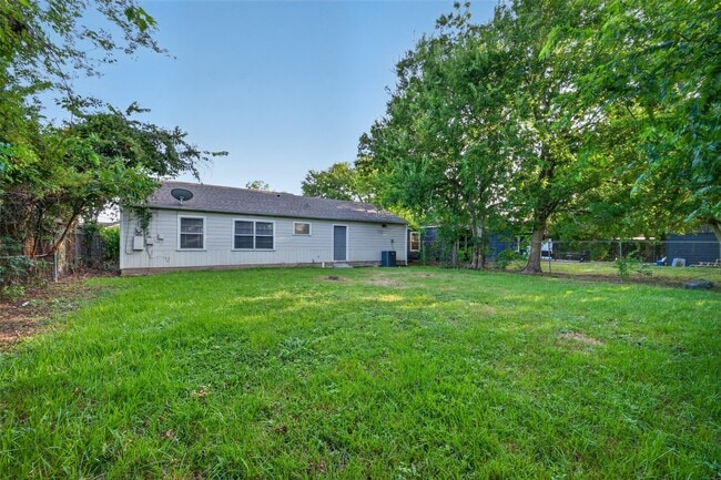 Building Photo - 4909 Holloway Dr