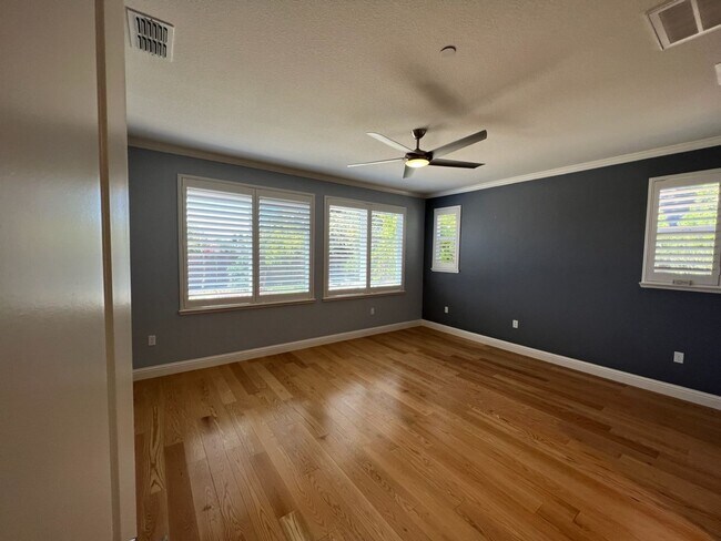 Building Photo - Newer single story home located in desirab...