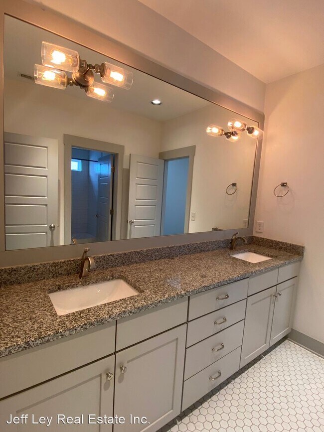 Building Photo - 5 br, 3.5 bath House - 1104B W Grove Ave.