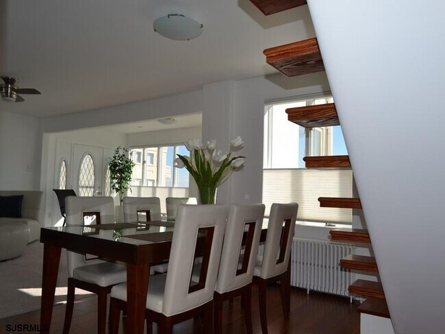 Building Photo - 110 S Richards Ave