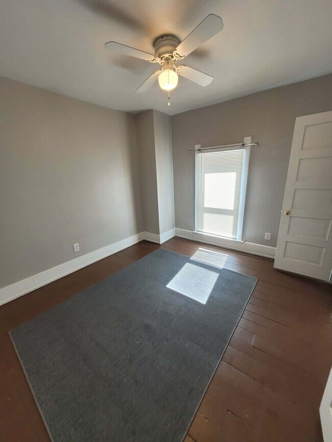 Building Photo - 3 Bedroom 1 Bath