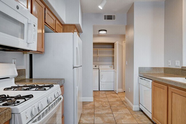 Building Photo - Spacious 2 Bedroom Condo in Gated Community!