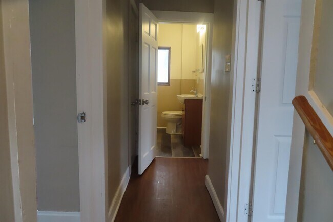 Building Photo - 806 E Deshler Ave