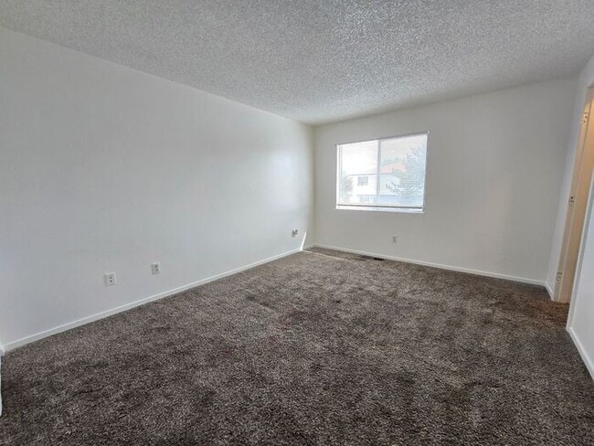 Building Photo - 3-Bedroom, 2.5-Bath Tri-Level Townhome Near UNR & Downtown Reno