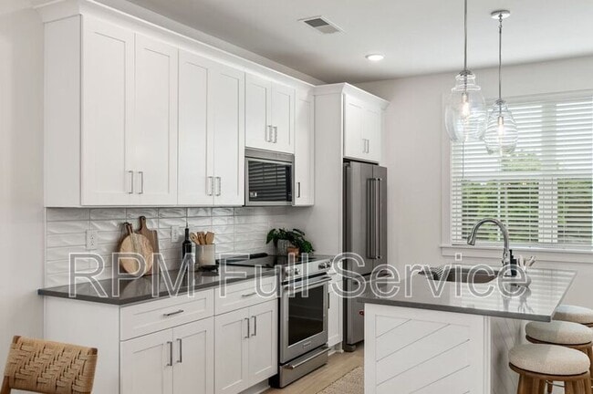 Building Photo - 700 N Dupont Ave