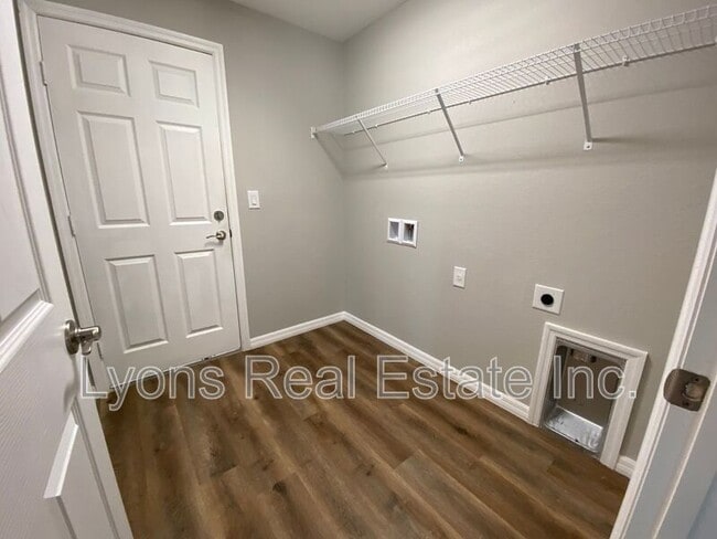 Building Photo - 2343 Briarwood St