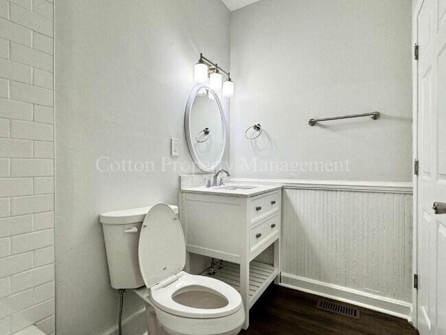 Building Photo - 2BR/1BA Nicely remodeled historic home in ...