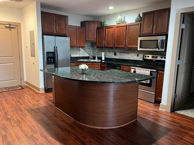 Building Photo - 600 Albert St