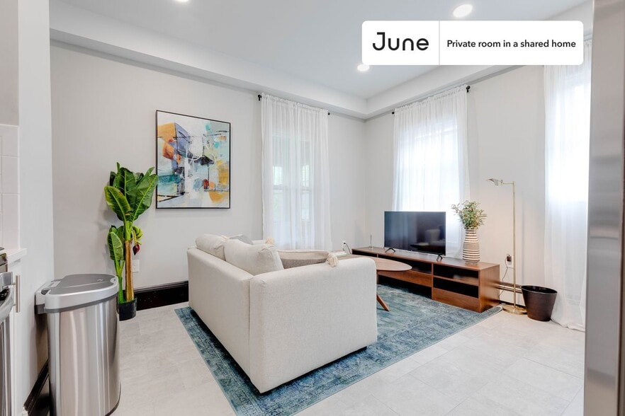 Building Photo - Room in Shared 3 bed/1 bath home in South Boston