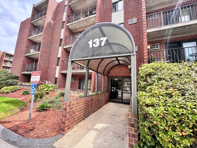 Building Photo - 137 Franklin St