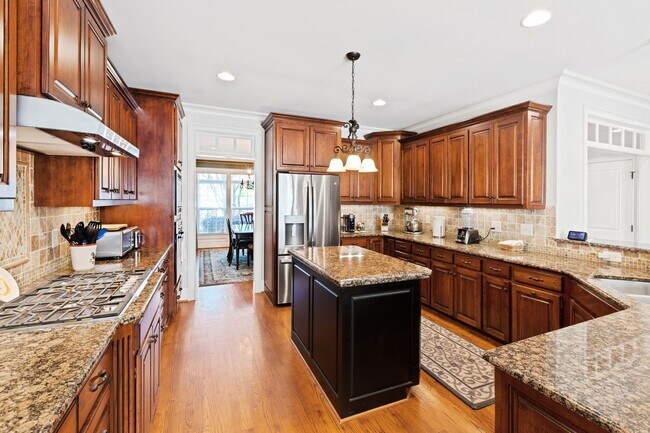 Building Photo - Elegant 5 bedroom home in Bedford!