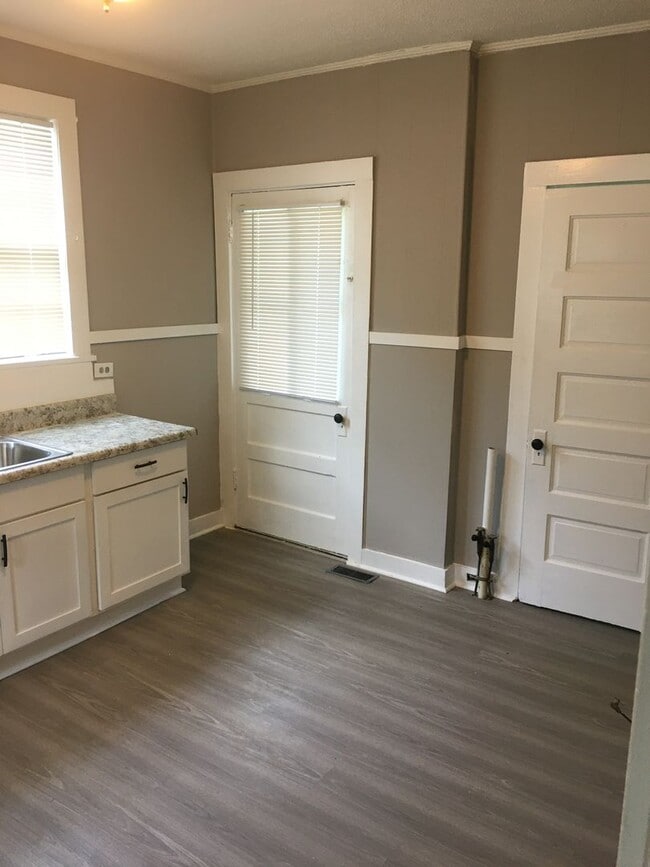 Building Photo - 2/1 House in Celanese $1095