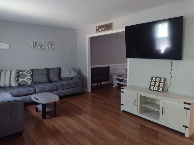 Building Photo - Beautifully renovated 4 bed 5 bath condo with a private back yard