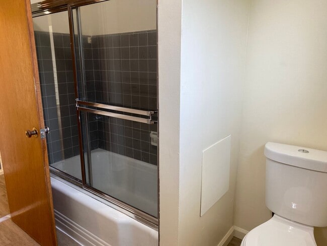 Building Photo - 3 Bedroom 2 Bath in Mature Neighborhood fo...