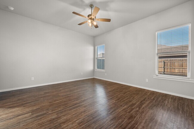 Building Photo - 2022 Kenwood Ave