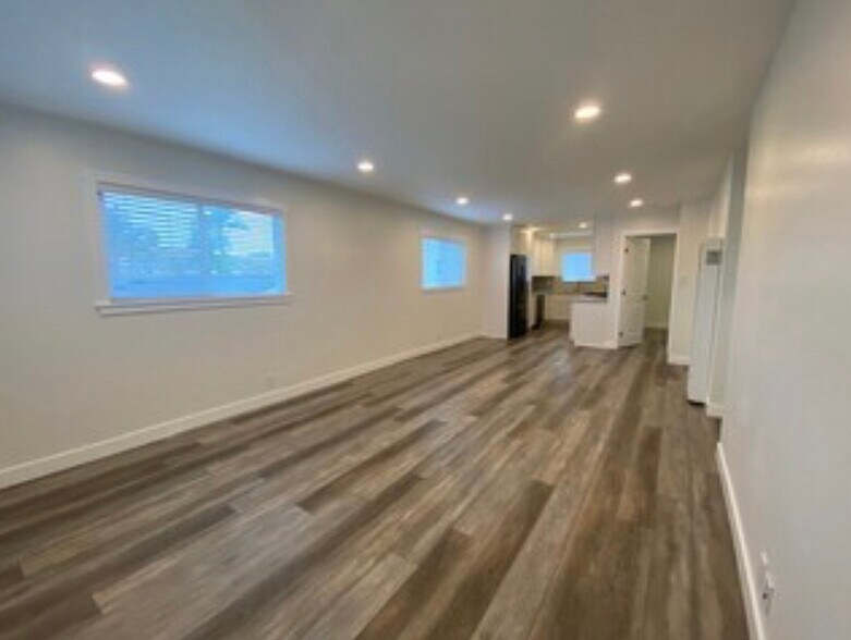 Spacious living area - 2600 Apple Ave