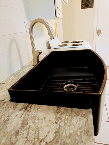 30" ceramic kitchen sink - 414 N Avenue E Ave