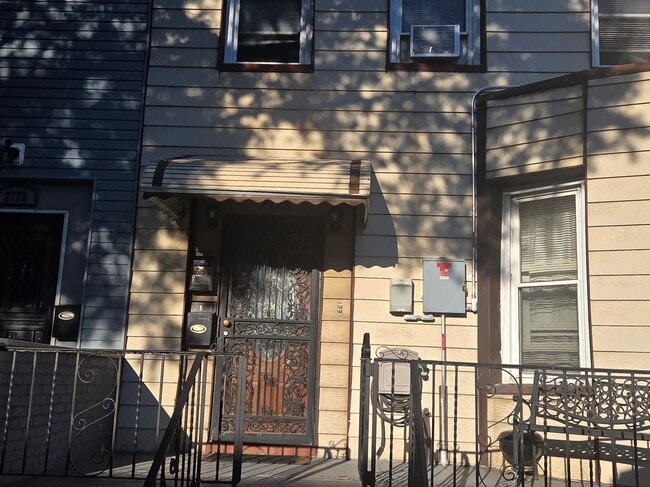 Building Photo - 2726 Holland Ave