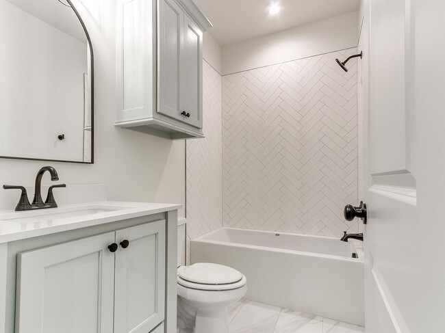 Building Photo - Luxury, Zero Maintenance Living Edmond Tow...