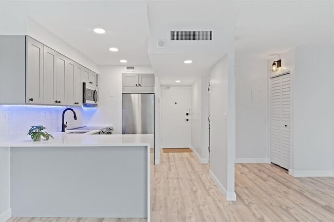 Building Photo - 2900 NE 30th St