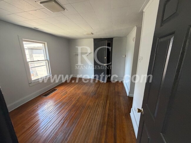 Building Photo - 715 Woodbury-