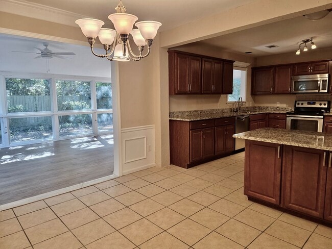 Building Photo - Charming 4 Bedroom Home in Center Lake Sub...