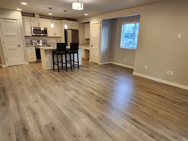 Building Photo - 3242 S 161st St