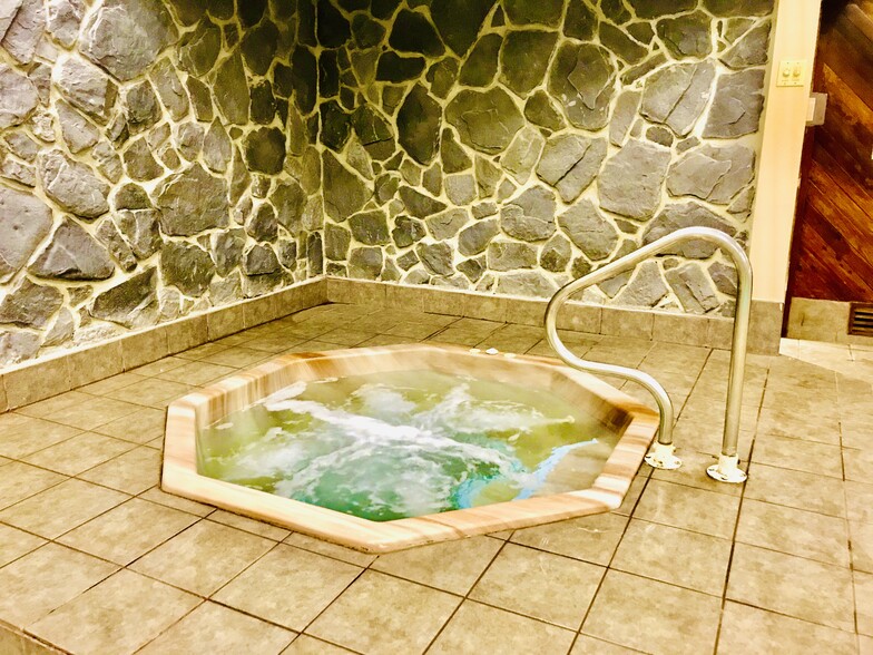 Hot tub - 301 Pinnacle Inn Rd