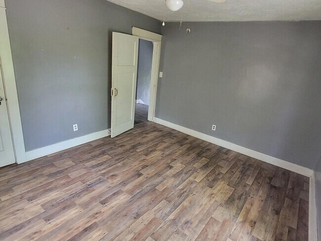 Building Photo - 715 W Fairview Ave