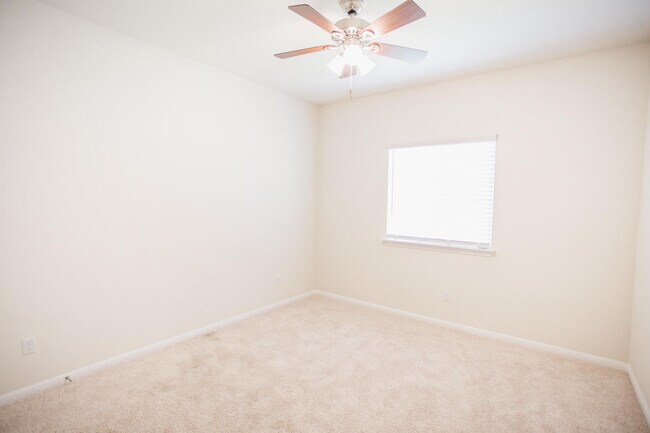 Building Photo - 242 Mossycup Dr